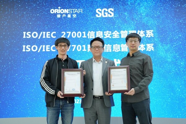 SGS中国区副总裁辛斌（中）为猎户星空颁发ISO/IEC 27001信息安全及ISO/IEC 27701隐私信息管理体系双标准证书