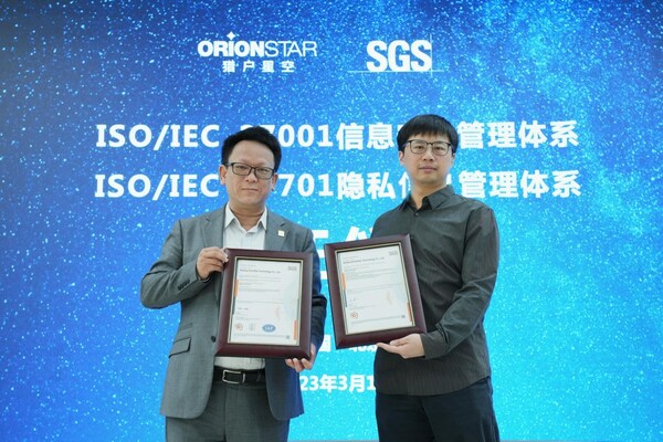 猎户星空AI首席架构师韩堃（右）与SGS中国区副总裁辛斌（左）出席颁证仪式
