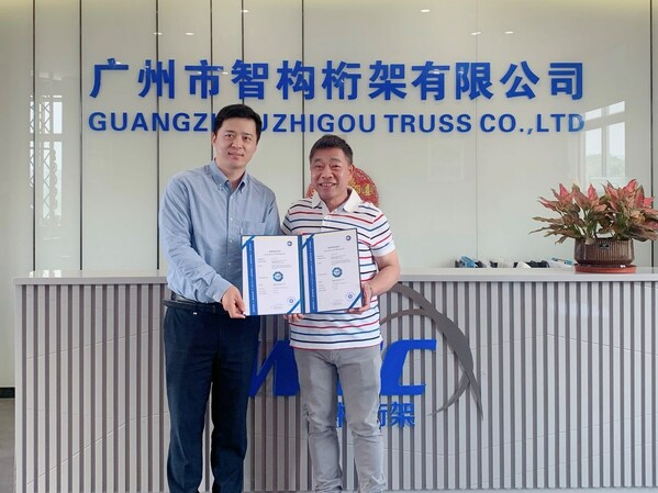 TUV南德轻工产品部经理郭良亚先生（左）为广州智构总经理蒋伟洪先生（右）颁发TUV SUD Mark证书