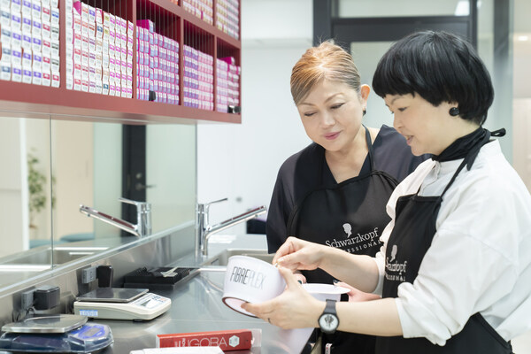評估人員在產品評估工作室測試染髮產品的感官效能。