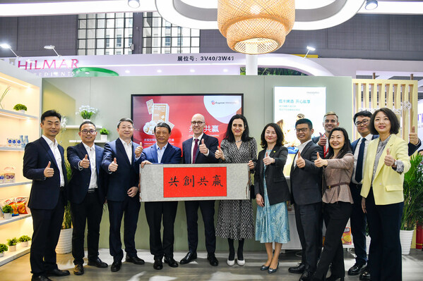 President and CEO of Novozymes Ester Baiget (sixth from the left), Regional President of Novozymes APAC Lensey Chen (seventh from the left), and Angel Yeast Vice President Wang Xishan (fourth from left) celebrated the launch of Yeast Plus, alongside company employees.