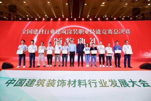 立邦中国TUC事业群12城南区事业部副总裁黄生涛为获奖选手颁发荣誉证书
