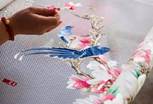 Xinhua Silk Road: Lu embroidery in East China's Wendeng showcases intangible cultural heritage charm