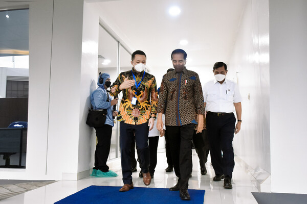The Inauguration of Etana factory by the President of the Republic Indonesia, Joko Widodo accompanied by by Coordinating Minister for Maritime Affairs and Investment, Luhut Binsar Pandjaitan (right) and President Director of Etana, Nathan Tirtana (left)