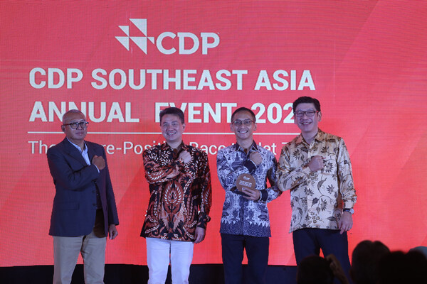 Donald Chan, Managing Director CDP Asia Pacific, alongside John Leung, CDP's Director of Southeast Asia & Oceania, showed appreciation to Indonesian Chamber of Commerce and Industry (KADIN) during the CDP Southeast Asia Annual Event 2023 that was held in Jakarta (16/3). During the event, CDP revealed their latest report, Nature Incorporated, which highlighted a growing momentum of environmental disclosure and action in Southeast Asia, published with support from global climate solutions provider South Pole.