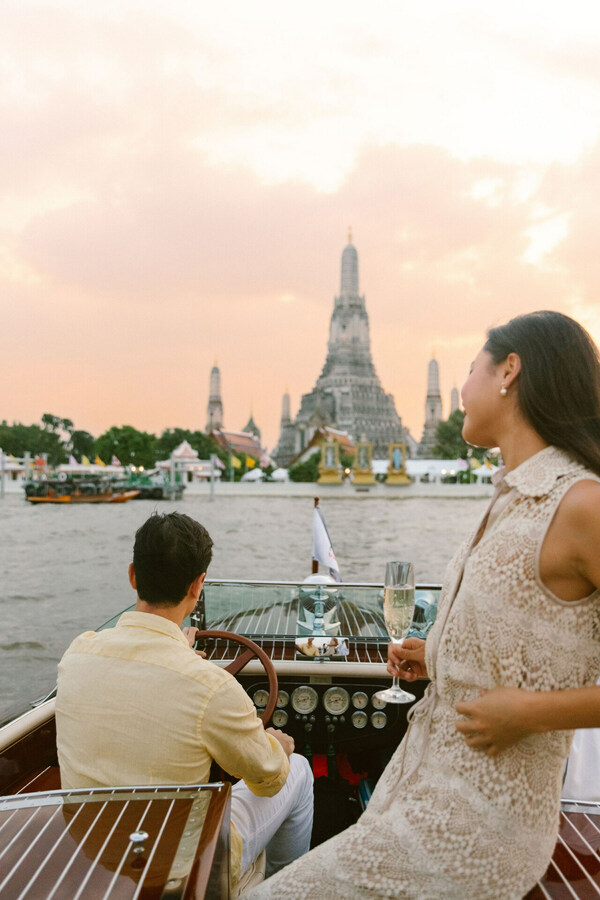 搭乘曼谷湄南河四季酒店为宾客精心准备的Hacker-Craft手工红木游艇