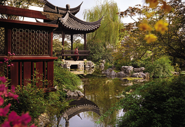 杭州西子湖四季酒店坐落于秀美的西湖之畔，水池交织，庭院环绕