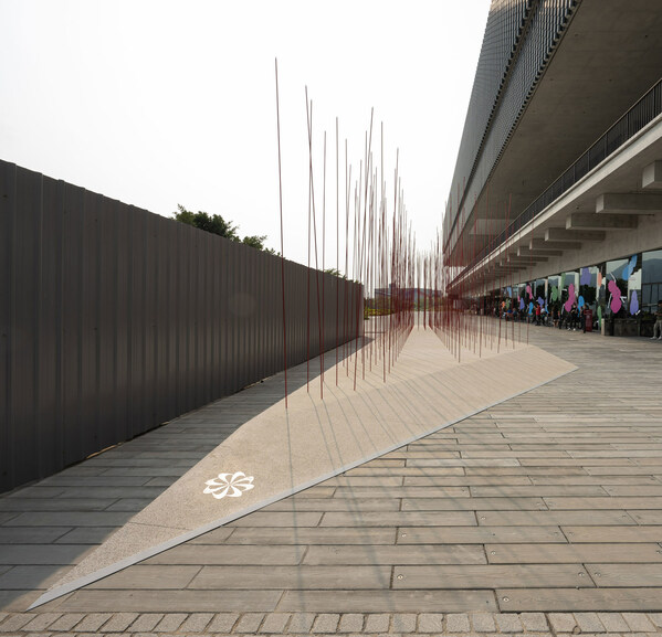 Inspired by the West Kowloon Cultural District’s transformations, ESKYIU OPEN FOREST explores how the urban and cultural landscape is rapidly changing and adds a new visual dynamic to the waterfront.