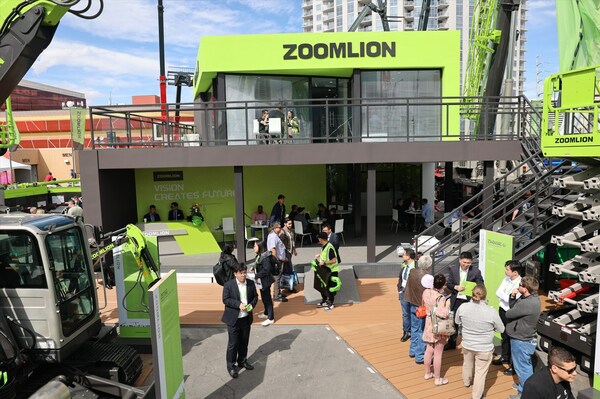 Kawasan pameran Zoomlion yang sibuk di CONEXPO-CON/AGG 2023 (PRNewsfoto/)