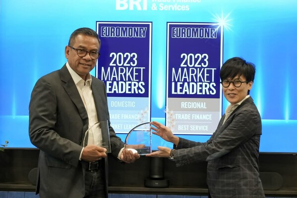 Agus Noorsanto, BRI Director of Wholesale and Institutional Business, Receiving Market Leader and Best Service Provider Award for BRI in the Euromoney Trade Finance Awards 2023