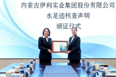 Zhou Wenxia (right), Vice President of Yili Group, and Han Jing, President of BV China at the certification ceremony held at the Yili Modern Intelligent Health Valley