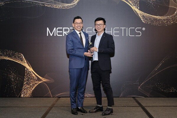 潘文光醫生（右）在這裡接受了Merz Aesthetics亞太區副總裁兼商務總監Raymond Ong先生頒發的2023年Golden Record Local Injectables獎。