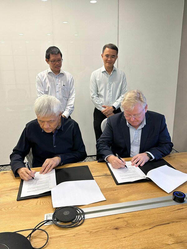 Official signing between Raimond Klein and Prof Yee Fook Cheong.     Left to right - Prof Kenneth Low (Cluster Director of Engineering Cluster of SIT), Professor John Thong (Deputy President (Academic) and Provost, SIT  Prof Yee Fook Cheong and Raimund Klein( CEO INCIT)