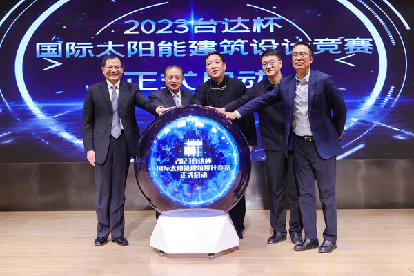 郑崇华先生（左二）与崔愷院士（左三）、刘志鸿副总裁（右二）、马海总经理（右一）、仲继寿副总建筑师（左一）共同启动2023台达杯国际太阳能建筑设计竞赛。