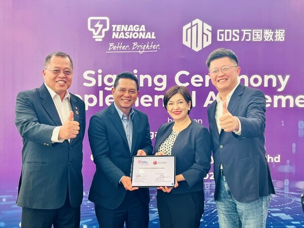 (From right to left) William Huang, the Founder, Chairman and CEO of GDS; Jamie Khoo, COO of GDS; Kamal Arifin A. Rahman, CRO of TNB; and Dato' Indera Ir. Baharin Din, CEO of TNB