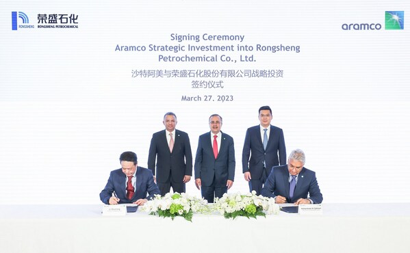 Amin H. Nasser, Aramco President & CEO (center), attends the signing ceremony for Aramco’s acquisition of a 10% interest in Rongsheng Petrochemical Co. Ltd. Mohammed Y. Al Qahtani,Aramco Executive Vice President of Downstream (sitting right), and Li Shuirong, Rongsheng Chairman (sitting left), signed the documents in the presence of Anwar Al Hejazi, Aramco Asia President (standing left) and Xiang Jiongjiong, Rongsheng CEO (standing right)