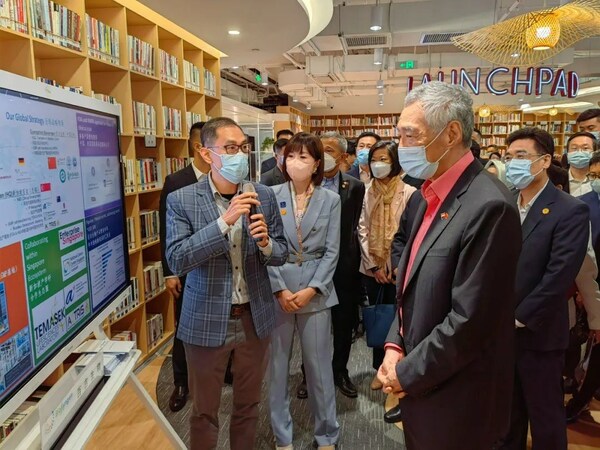 Giving PM Lee an overview of Biosyngen CBO Isaac Chow (first from left) and COO Michelle Chen (second from left)