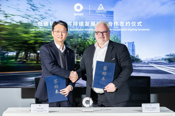 Yang Jun, Vice President of Research and Development at smart Automobile, and Michael Weppler, Executive Vice President of Sales, Marketing and Communications at TUV Rheinland, signed a memorandum of cooperation on behalf of both sides.