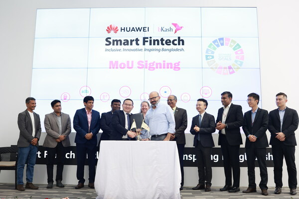 Wakil-wakil daripada Huawei Bangladesh dan bKash menandatangani MOU.