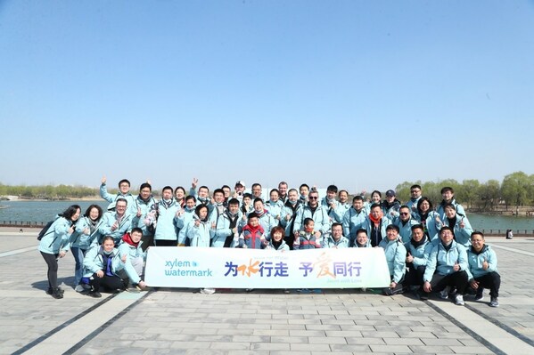 赛莱默员工志愿者们一起与北京天云听力言语康复中心的孩子们参加“为水行走·予爱同行”活动