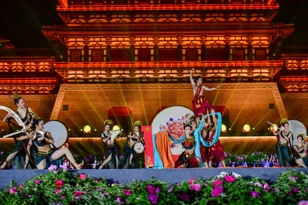 2023年4月1日撮影：中国中部の河南省洛陽で開催された第40回中国洛陽牡丹文化フェスティバルの牡丹鑑賞開始式典での舞踊パフォーマンス