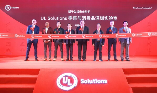 UL Solutions 領導團隊慶祝在中國深圳啓用UL Solutions 零售和消費品實驗室。新實驗室為中國的零售和消費品製造商提供全面的安全、性能、質量和可靠性測試服務，助力製造商實現合規要求和市場准入。