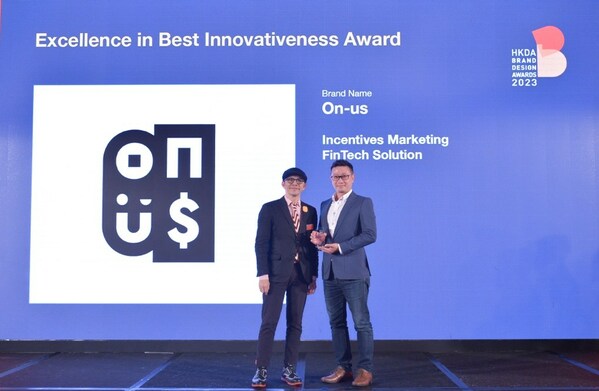 On-us 行政總裁兼創辦人佘啟彥（右）於香港設計師協會舉辦的最佳設計品牌大獎2023接受由香港設計師協會副主席許訊先生（左）頒發的「Excellence in Best Innovativeness Award」。
