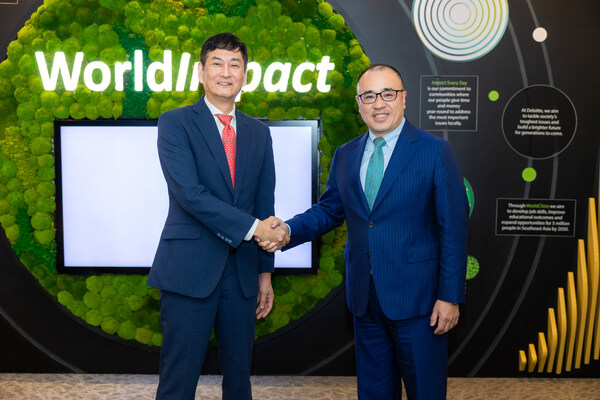 (Left) Yoshiki Moriyama Managing Director and CEO, Sony Life Financial Advisers Pte Ltd; (Right) Wing-Fai Ng, Group President, AGBA Group Holding Limited