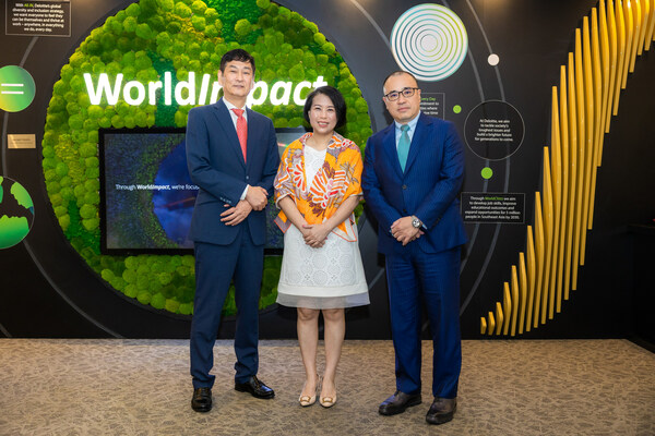 (Left) Yoshiki Moriyama Managing Director and CEO, Sony Life Financial Advisers Pte Ltd; (Middle) Almond Wong, Group Chief Operating Officer, AGBA Group Holding Limited; (Right) Wing-Fai Ng, Group President, AGBA Group Holding Limited