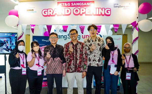 KT&G Sangsang Univ. Indonesia meluncurkan "Univ Zone", pusat komunitas bagi mahasiswa lokal di Universitas BINUS, Indonesia, dan acara peresmiannya berlangsung pada 20 Maret lalu. Foto Yun Sig Jeong, Direktur PT Tri Sakti Purwosari Makmur (ketiga dari kiri), dan Gatot Soepriyanto, Direktur Universitas BINUS Bekasi (tengah).