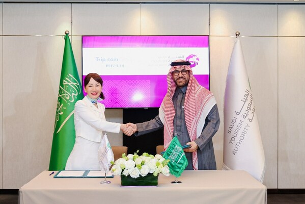Jane Sun (left), CEO of Trip.com Group, and Fahd Hamidaddin (right), CEO of the Saudi Tourism Authority