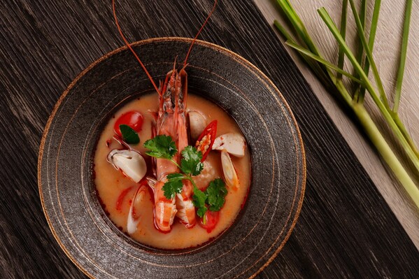 虎虾冬荫功 是一道非常经典的泰国菜式，採用了新鲜的泰国大虎虾，加上椰浆、香茅、各种新鲜蔬菜炖煮而成，造就其酸辣鲜香的东南亚特色美味，令人回味无限，是每一位食客的必食菜式。