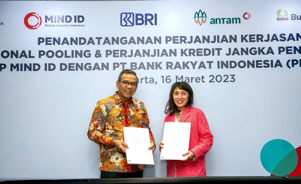 Agus Noorsanto, BRI's Director of Institutional and Wholesale Business with Devi Pradnya Paramita, MIND ID's Director of Finance