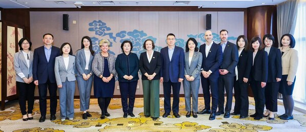 中国宋庆龄基金会代表会见奥的斯董事会主席、首席执行官兼总裁朱蒂（左起七）与中国区总裁罗小莉（右起七）一行