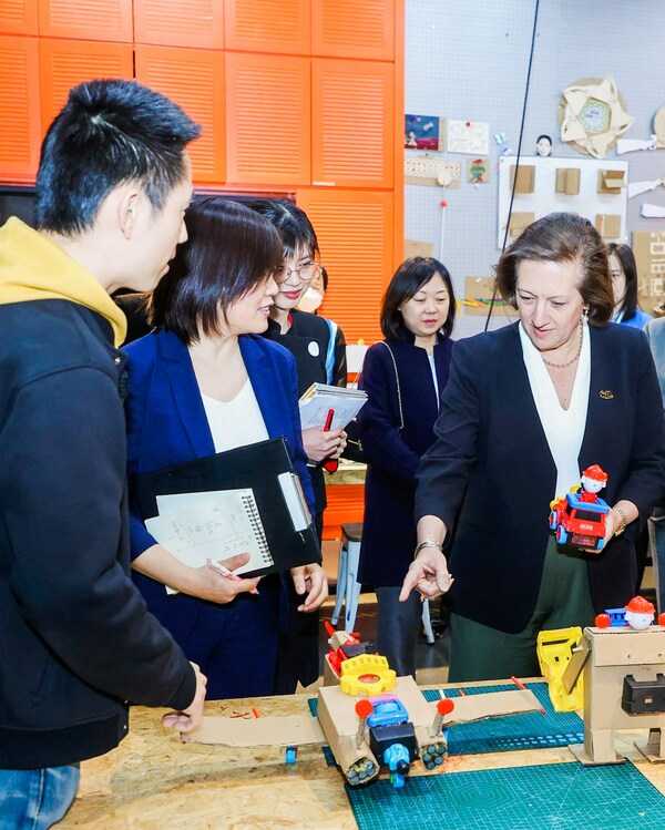 奥的斯董事会主席、首席执行官兼总裁朱蒂参观中国宋庆龄青少年科技文化交流中心创新空间