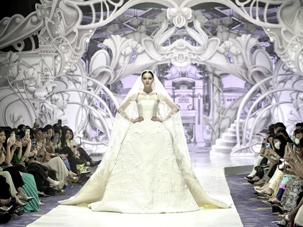 The Westin Surabaya menyelenggarakan pameran pernikahan terbesar se-Jawa Timur, "Westin Wedding Fair 2023", dan mempersembahkan peluncuran perdana "AGLAEA" 2023 Bridal Fashion Show oleh Hian Tjen.