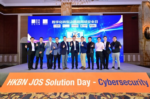Mikron Ng, HKBN Co-Owner and Chief Commercial Officer – Business Market & China Business, Enterprise Solutions (6th from left), Tim Kwok, HKBN Co-Owner and Vice President – JOS China (5th from right) and other HKBN JOS representatives joint hands with exhibitors to share their views on the way to win-win future growth.