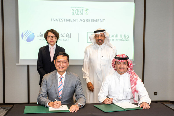 In the presence of His Excellency Minister of Investment, Khalid Al-Falih (back row, right), and Executive Director of Haichang Ocean Park, Mr. Qu Cheng (back row, left), a MOU was signed by Assistant Deputy Minister, Ammar Altaf (right row, right), and CEO, APAC of Haichang Ocean Park, Andrew Min-ho Kam (front row, left) in Saudi Arabia.  Both parties also jointly announced the planned development of the first large-scale ocean park in the Kingdom of Saudi Arabia.