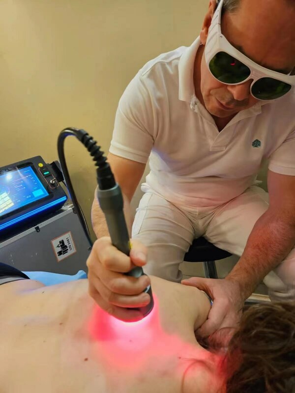 Angi Nimród Fájdalomközpont- a clinic in Hungary is shown in the picture. Smart laser therapy system is a versatile device that has been widely used in various fields. Through collaborations with therapists worldwide, it has helped countless users alleviate their pain on a daily basis.