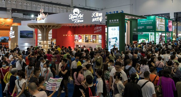 2023年4月14日，第三届中国国际消费品博览会社会公众开放日首日，各展馆现场人气火爆。