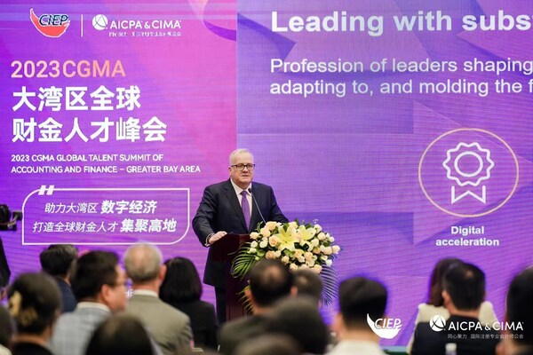 CIMA资深会员, CGMA全球特许管理会计师，AICPA & CIMA 国际注册专业会计师公会管理会计板块CEO 夏鼎先生发表主旨演讲