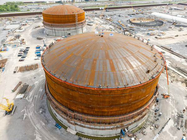 벤처 글로벌, 플래크민스 LNG의 첫 번째 LNG 저장 탱크에 성공적으로 지붕인양 작업 완료 발표
