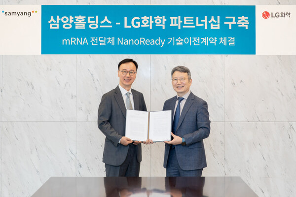 Lee Young-Joon, CEO of Samyang Holdings (pictured in the left), and Son Ji-Woong, head of LG Chem’s Life Sciences company (pictured in the right) celebrated the signing of the licensing agreement for NanoReady at LG Science Park, Seoul on April 11th.
