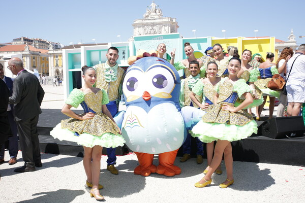 “澳門銀河”孔雀“小淘淘” 与一众葡萄牙里斯本风俗舞表演者共舞，吸引大批当地市民及游客合照