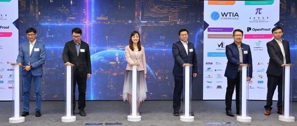 簡單而隆重的亮燈儀式由 創新科技及工業局副局長 張曼莉女士, JP 以及 香港無線科技商會主席 李勁華先生 主禮。