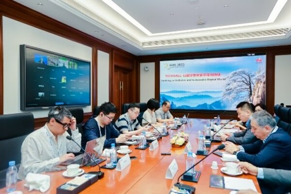 Huawei dan mitra globalnya menggelar sesi diskusi TECH4ALL pada hari kedua HAS2023