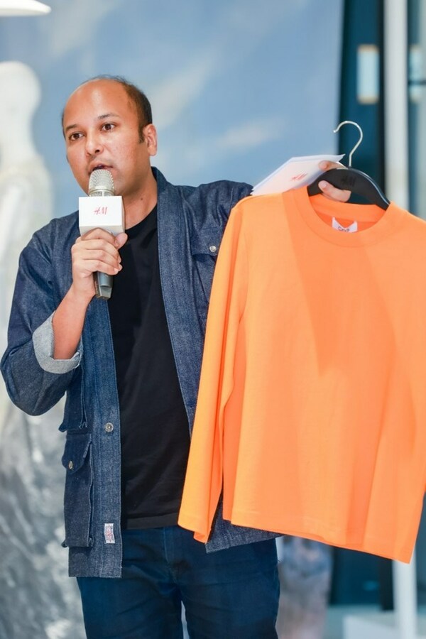 H&M 全球创新材料及策略经理Suhas Khandagale介绍创新材料制成的服装