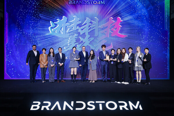 欧莱雅北亚及中国战略委员会成员与获奖选手合影