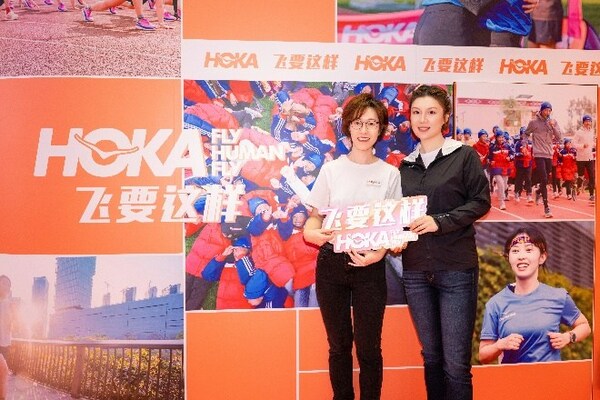 HOKA ONE ONE(R)中国事业部总经理吴萧女士（右）、上海联劝公益基金会公众参与部负责人林慈女士（左）
