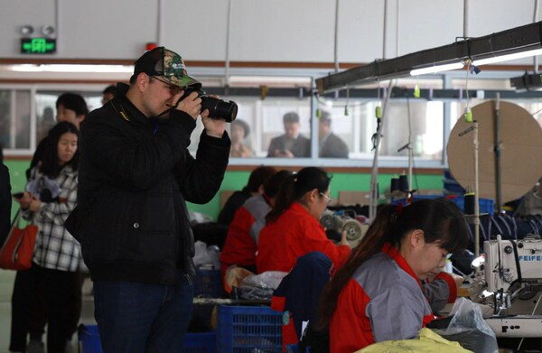 Chinese and foreign reporters paid an in-depth visit to the hat-making workshop